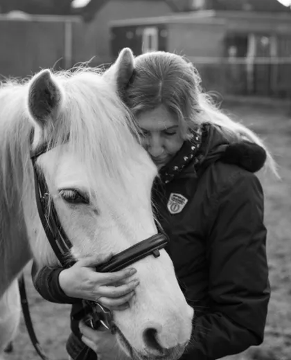 Angelique knuffelt met pony Abbey