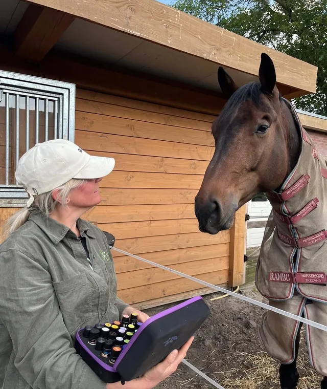 Angelique met haar tas Bachbloesems bij een paard