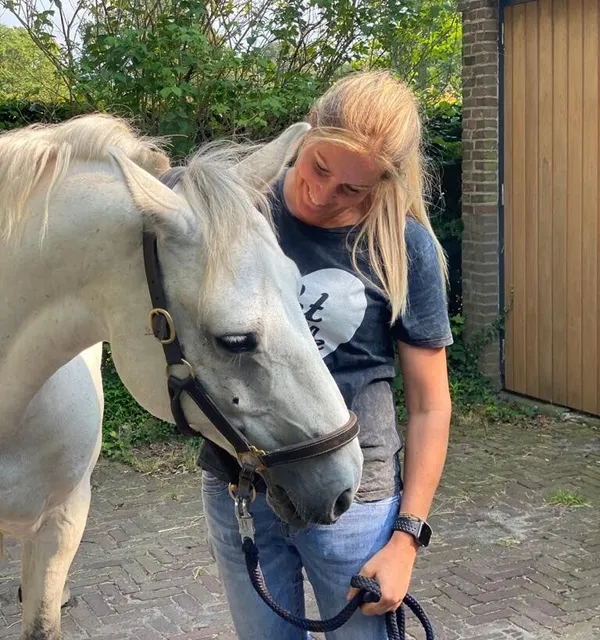 Angelique met pony Gijs bij aankomst