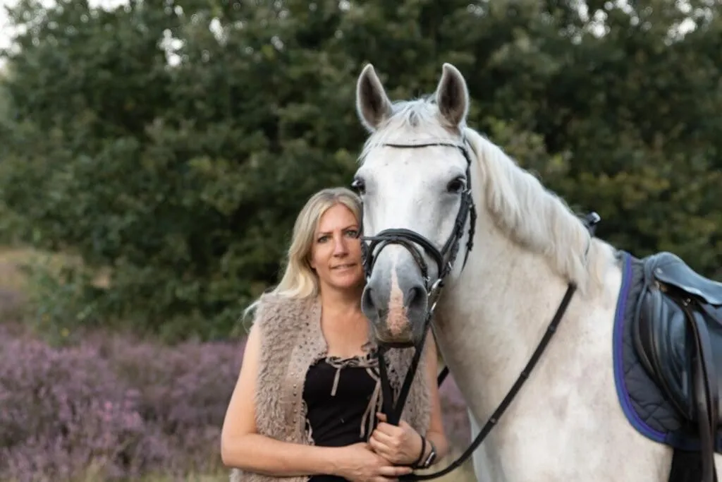 Angelique met pony Gijs op de heide