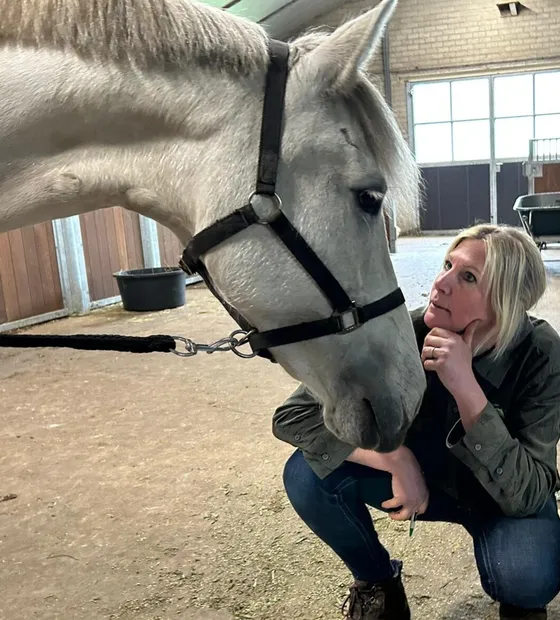 Angelique in gesprek met een witte pony